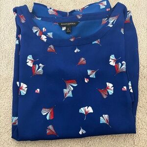 Banana republic woman’s crew neck top. Leaf print, royal blue. Medium